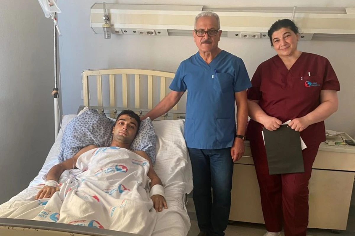 Qəzada ağır yaralanan qazinin səhhəti yaxşılaşır