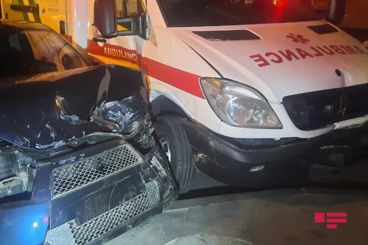 В Баку машина скорой помощи попала в аварию, врач получил травмы - ФОТО