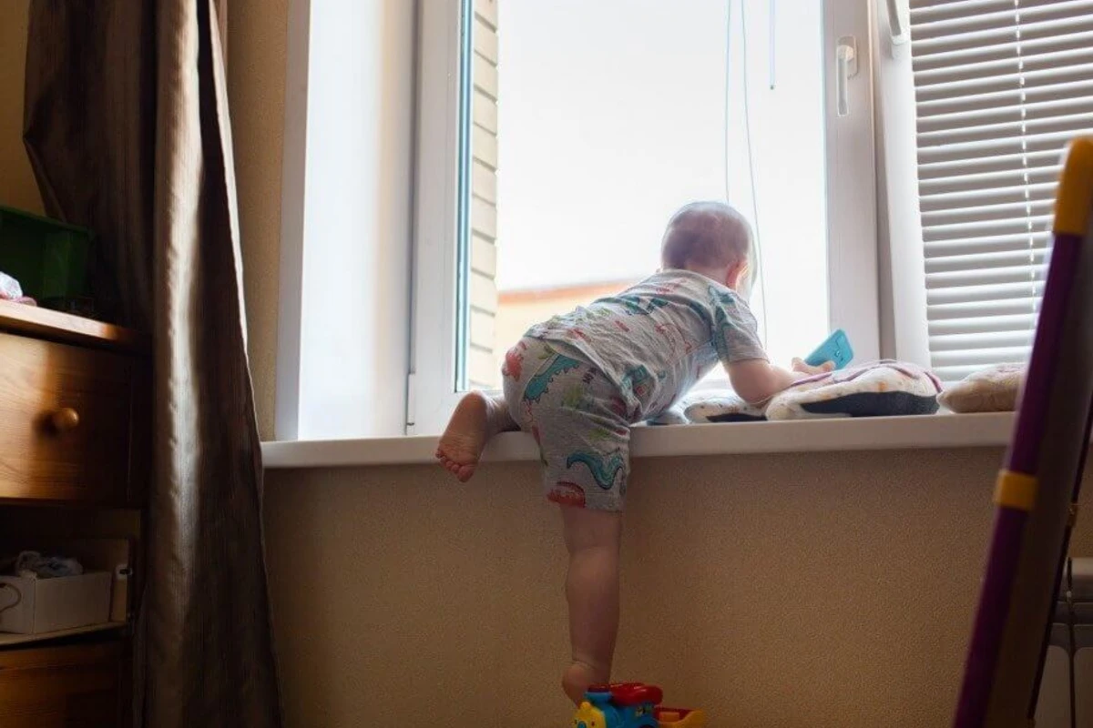 В столице 4-летняя девочка скончалась в результате падения с балкона