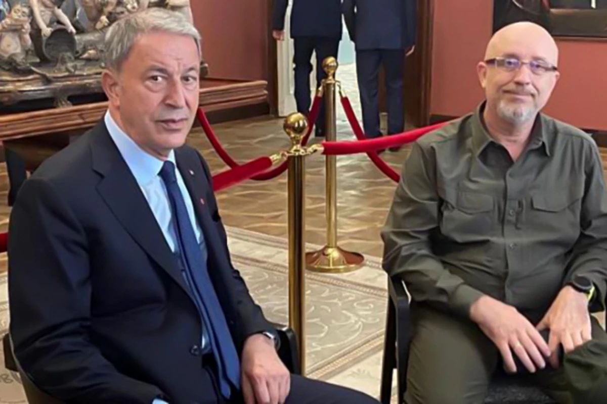 Hulusi Akar ukraynalı həmkarı ilə görüşüb Hulusi Akar ukraynalı həmkarı ilə görüşüb