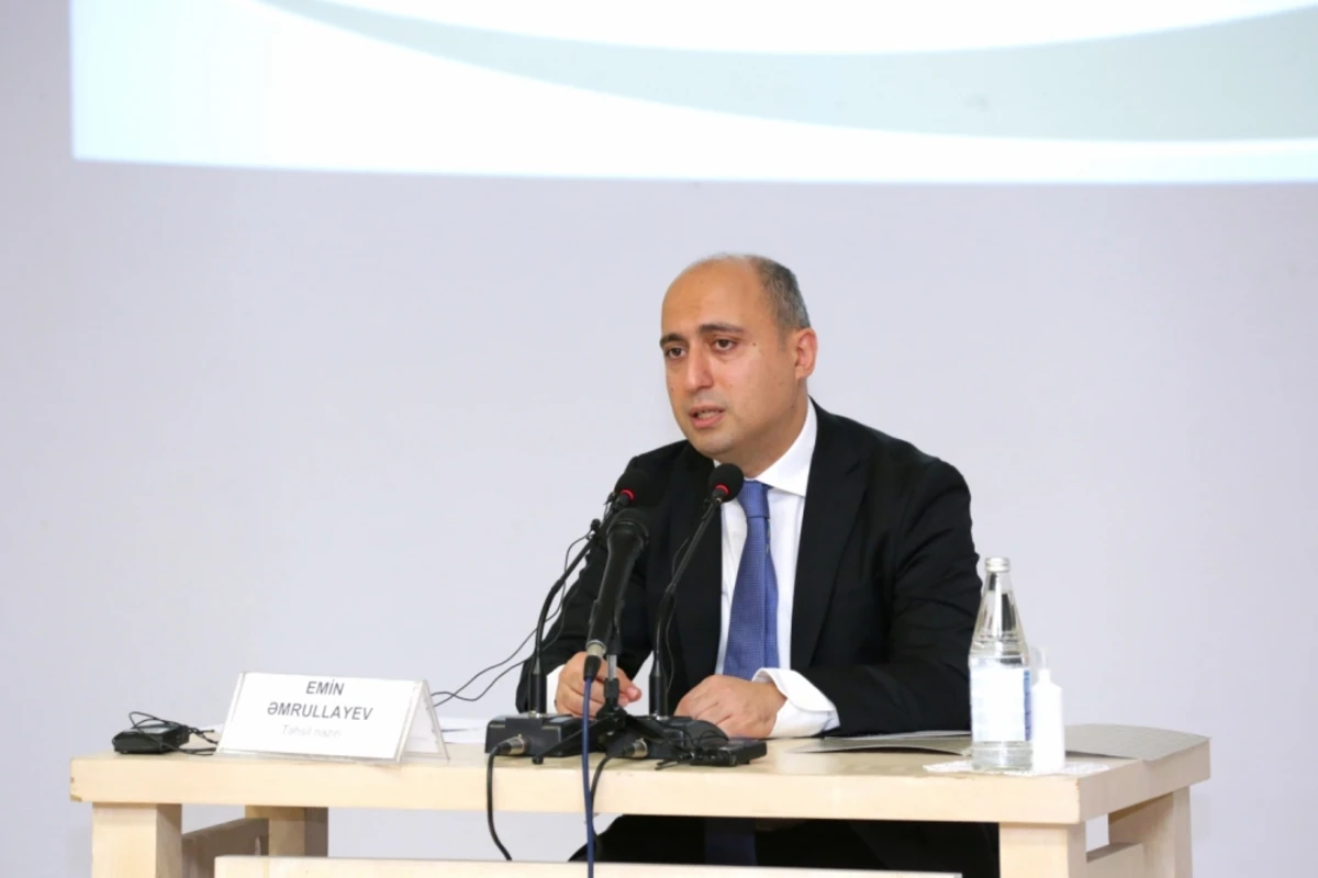 Emin Əmrullayev: Məktəblərdə şalvara qadağa qoymaq düz deyil