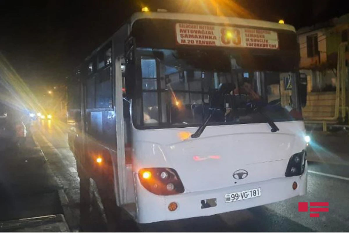 Bakıda sərnişin avtobusu qəzaya uğrayıb - FOTO