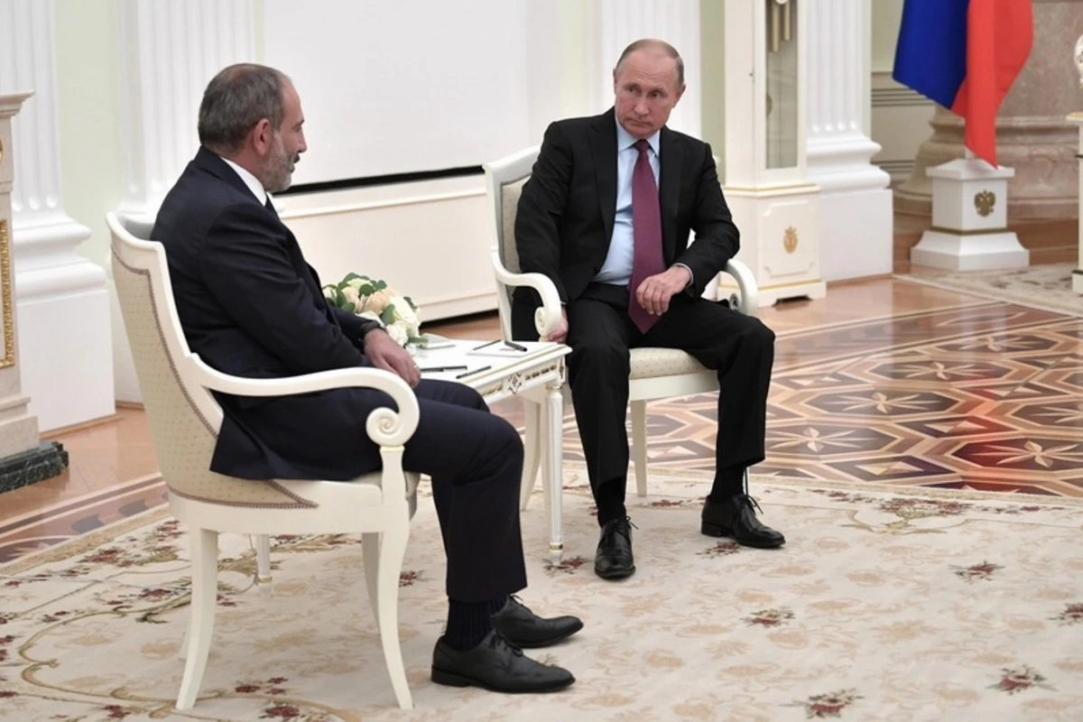 Putin Paşinyanla üçtərəfli bəyanatların icrasını müzakirə edib