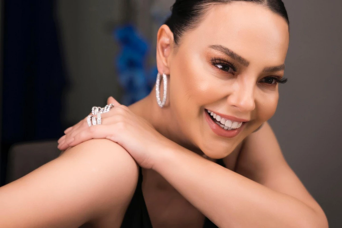 48 yaşlı Ebru Gündeş 20 yaş kiçik sevgilisi ilə evlənib - FOTO