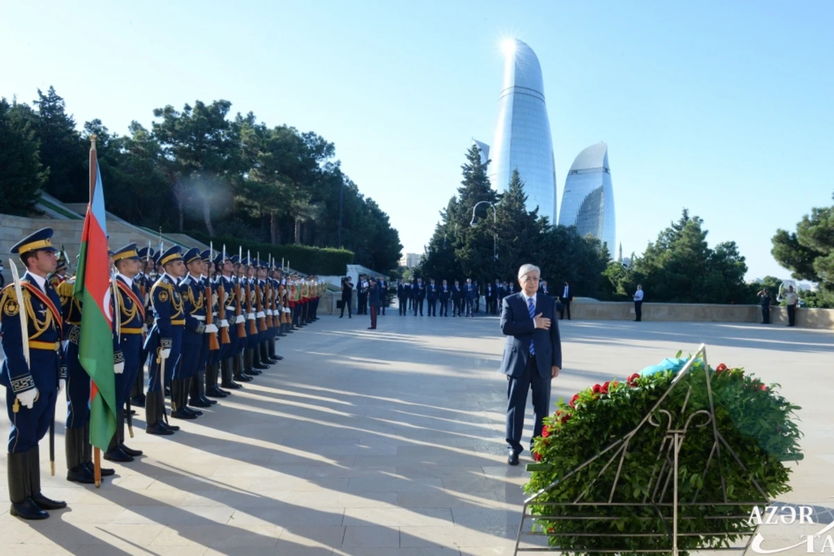 Qazaxıstan Prezidenti Şəhidlər xiyabanını ziyarət edib - FOTO