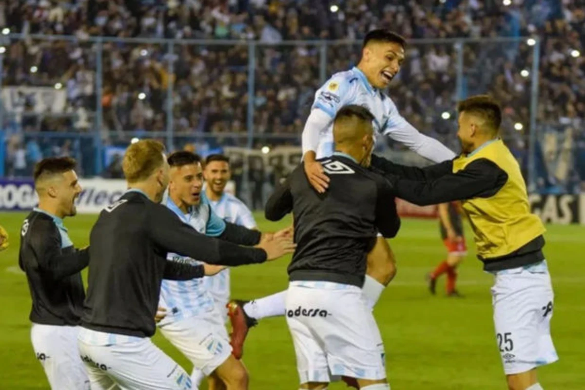 İlin qoluna namizəd: Argentinalı futbolçu 70 metrdən möhtəşəm qol vurdu - VİDEO