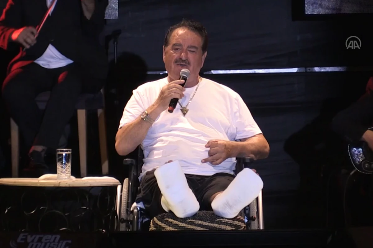 Qəzaya düşən İbrahim Tatlıses ayağı sarıqlı vəziyyətdə səhnəyə çıxdı - VİDEO