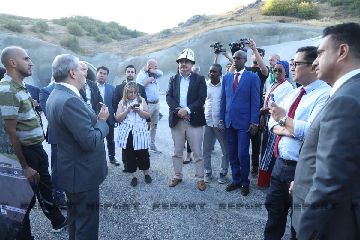 Xarici diplomatlar Əhmədbəyli-Füzuli-Şuşa avtomobil yolu üzərində tikintisi yekunlaşmaqda olan tunellə tanış olublar