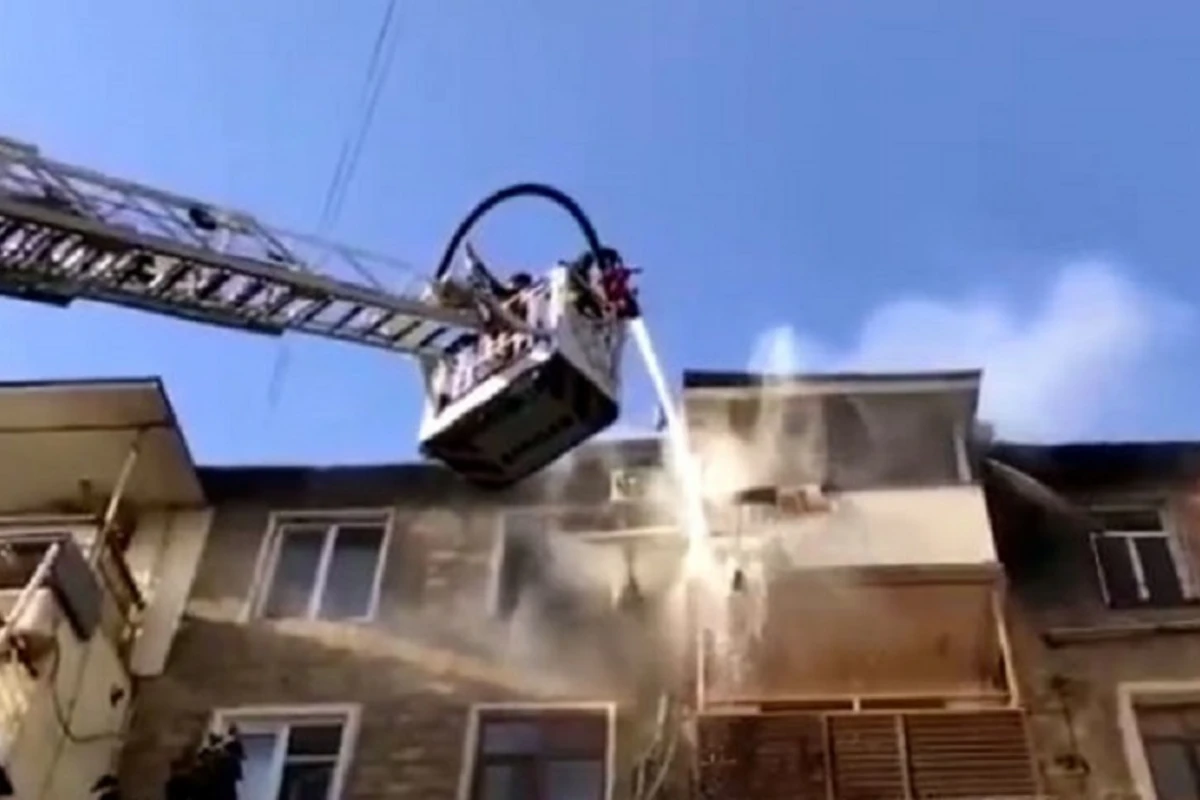 В пятиэтажном здании в Баку произошел пожар - ВИДЕО