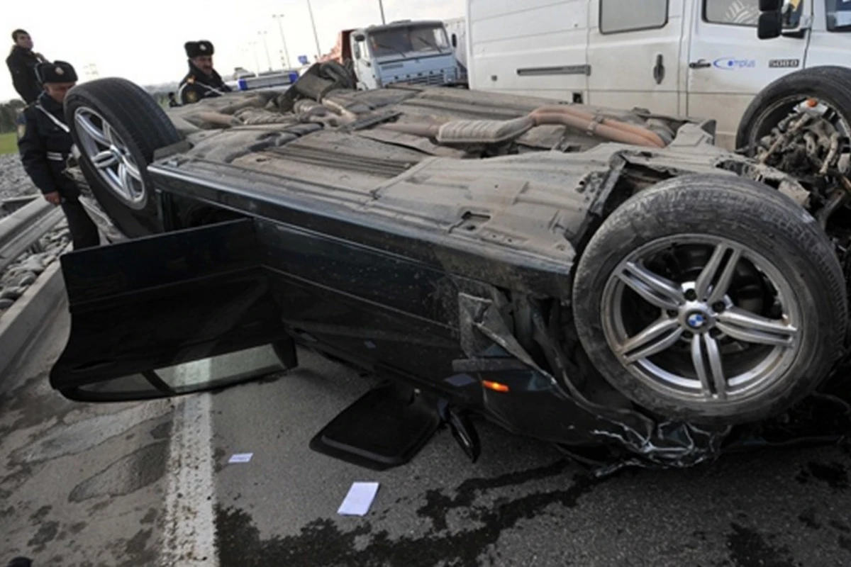 В Баку перевернулся автомобиль, есть погибший