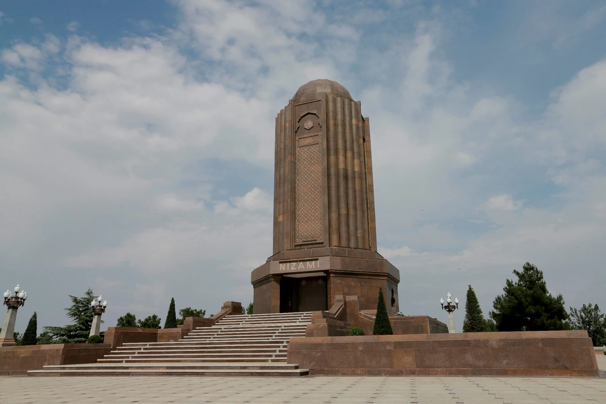 Nizami Gəncəvinin məqbərə kompleksində çatlar yarandı - VİDEO