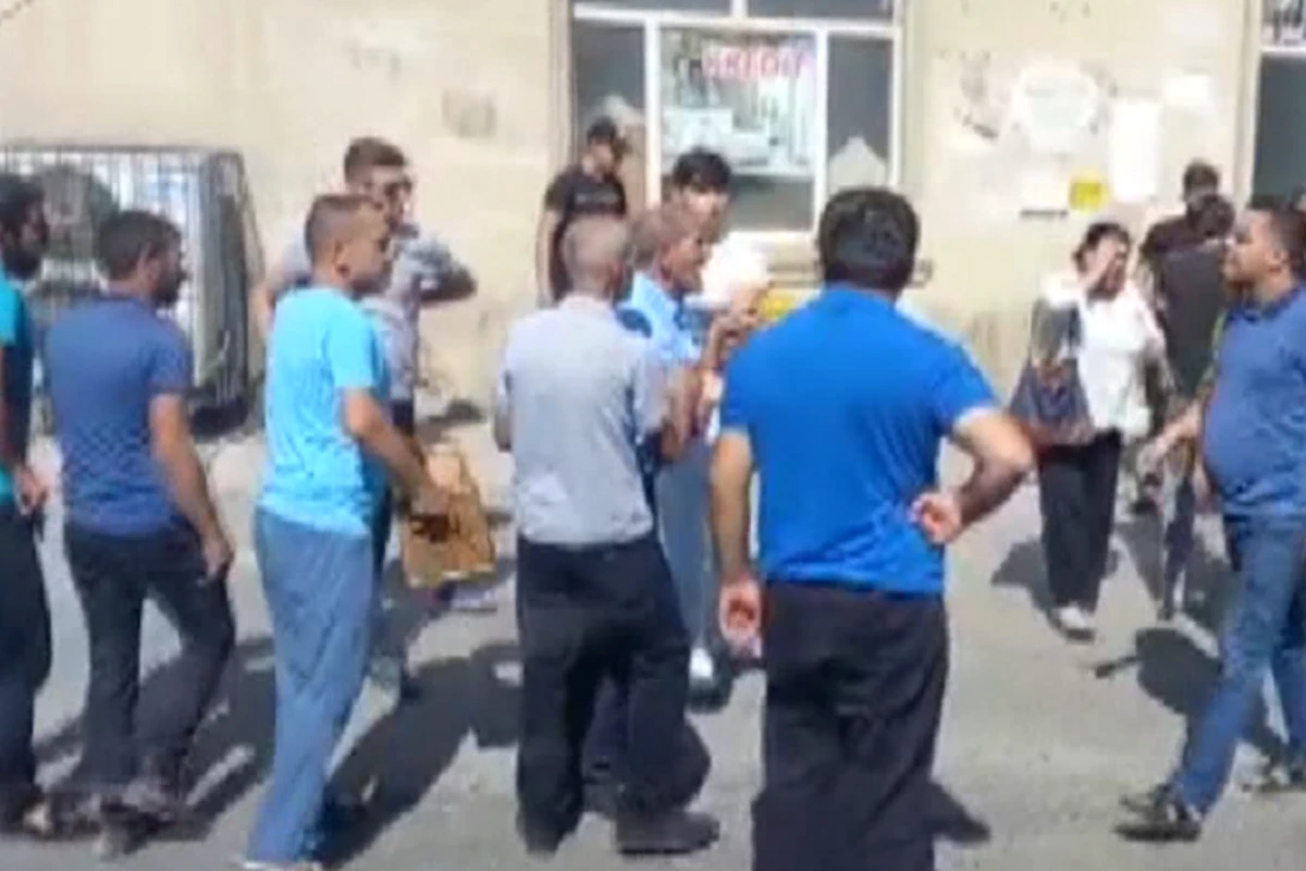 Avtobus sürücüsü ilə sərnişin arasında dava olub - VİDEO