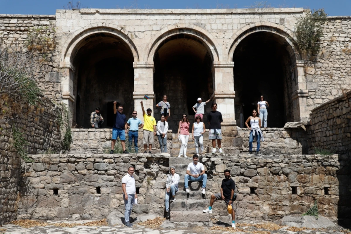 Bir qrup yerli və xarici rəssam Füzuliyə səfər edib - FOTO
