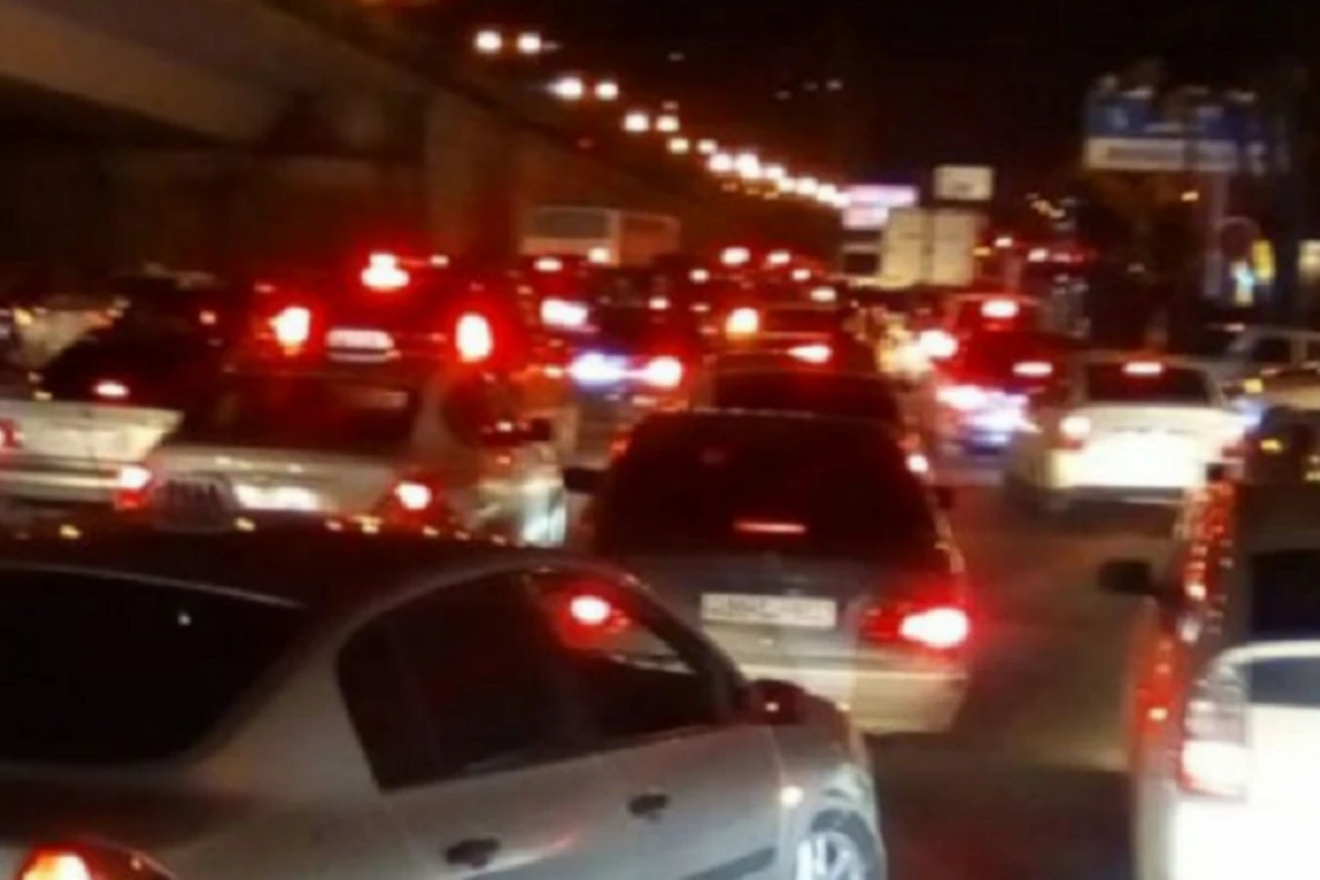 Bakıda kilometrlərcə uzanan tıxac yarandı - VİDEO
