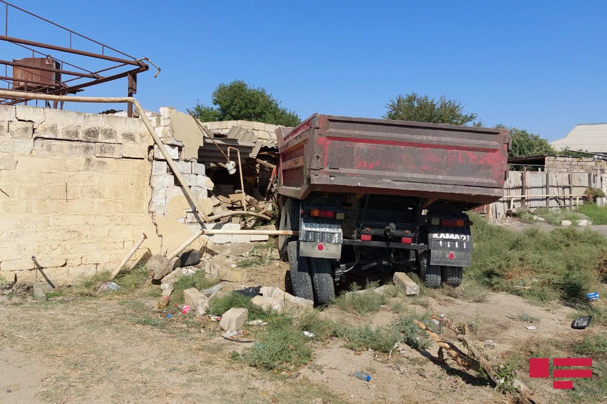 “KamAZ” evə çırpıldı, sürücü xəsarət alıb - FOTO