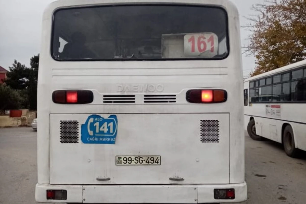 161 saylı marşrutda BİABIRÇILIQ – Qırıq qapı ilə sürücü yoluna davam edir - FOTO
