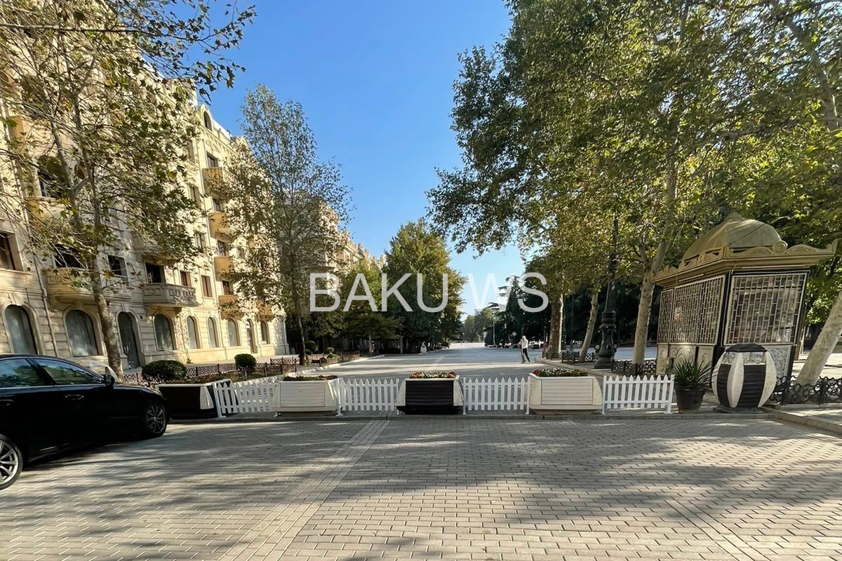 Azərbaycanda otel piyadaların yolunu bağladı - FOTO