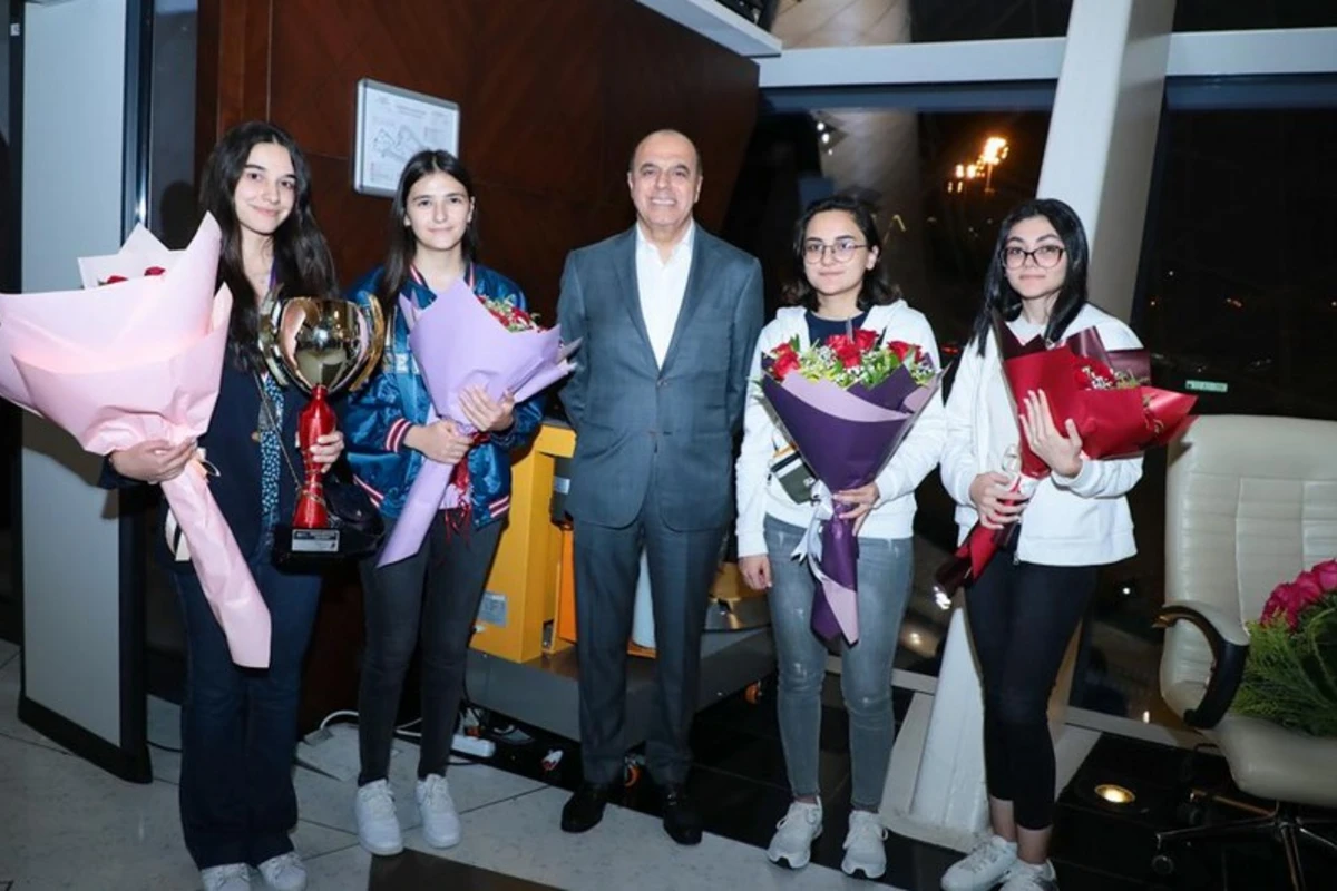 Avropa çempionatında tarixi uğur qazanan Azərbaycan şahmatçıları Vətənə qayıdıb