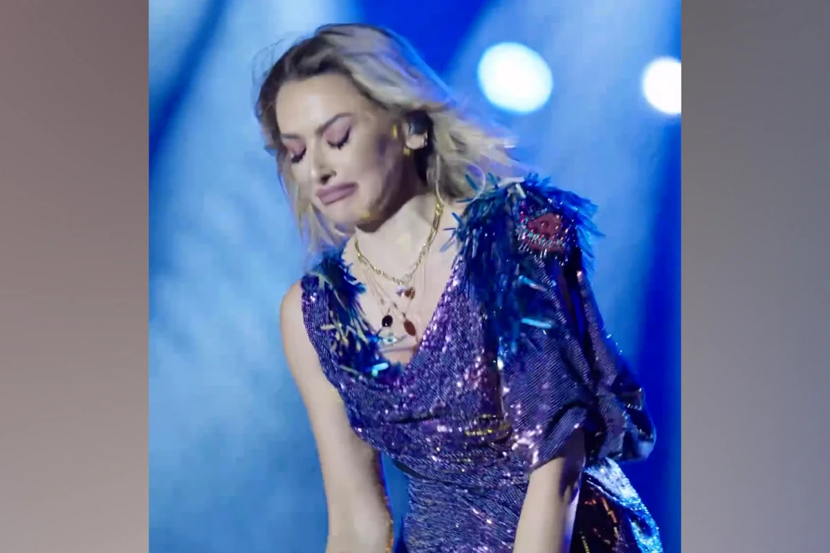 Konsertində evləndiyini açıqlayan Hadise bu dəfə ağladı - VİDEO