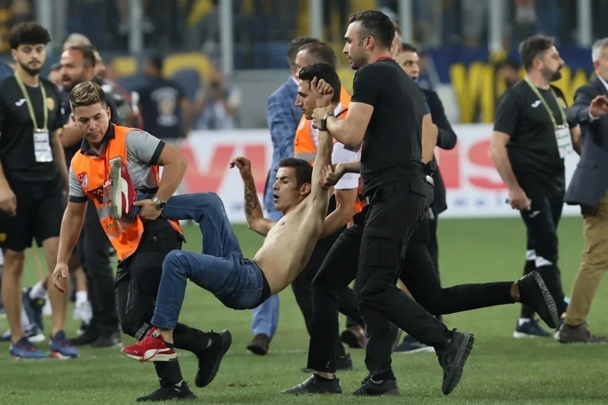 Meydançaya daxil olan azarkeş Beşiktaşın futbolçularına hücum edib - FOTO