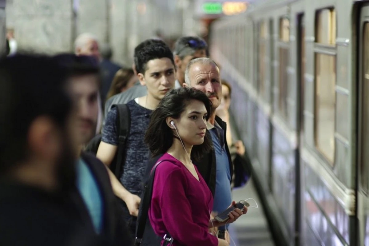 Metroda qatardakı nasazlığa görə sərnişinlər düşürülüb
