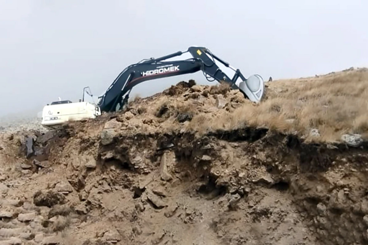 Laçında mülki şirkətə məxsus ekskavator atəşə tutulub - FOTO/VİDEO