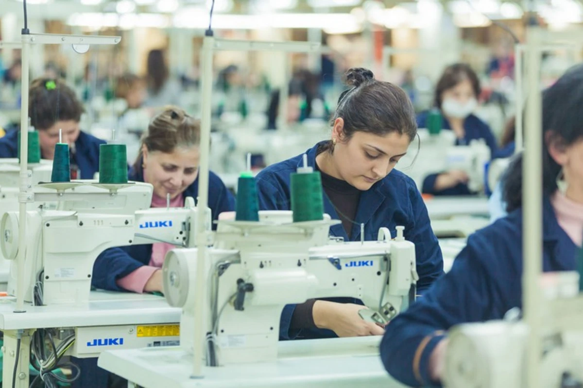 Azərbaycanda məktəbli formalarını niyə ancaq bir fabrik tikir? Azərbaycanda məktəbli formalarını niyə ancaq bir fabrik tikir?