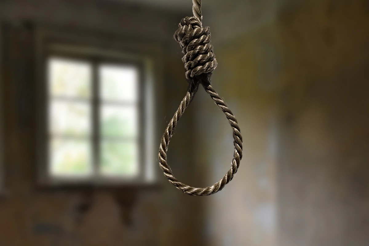 17 yaşlı qız özünü tövlədə asıb