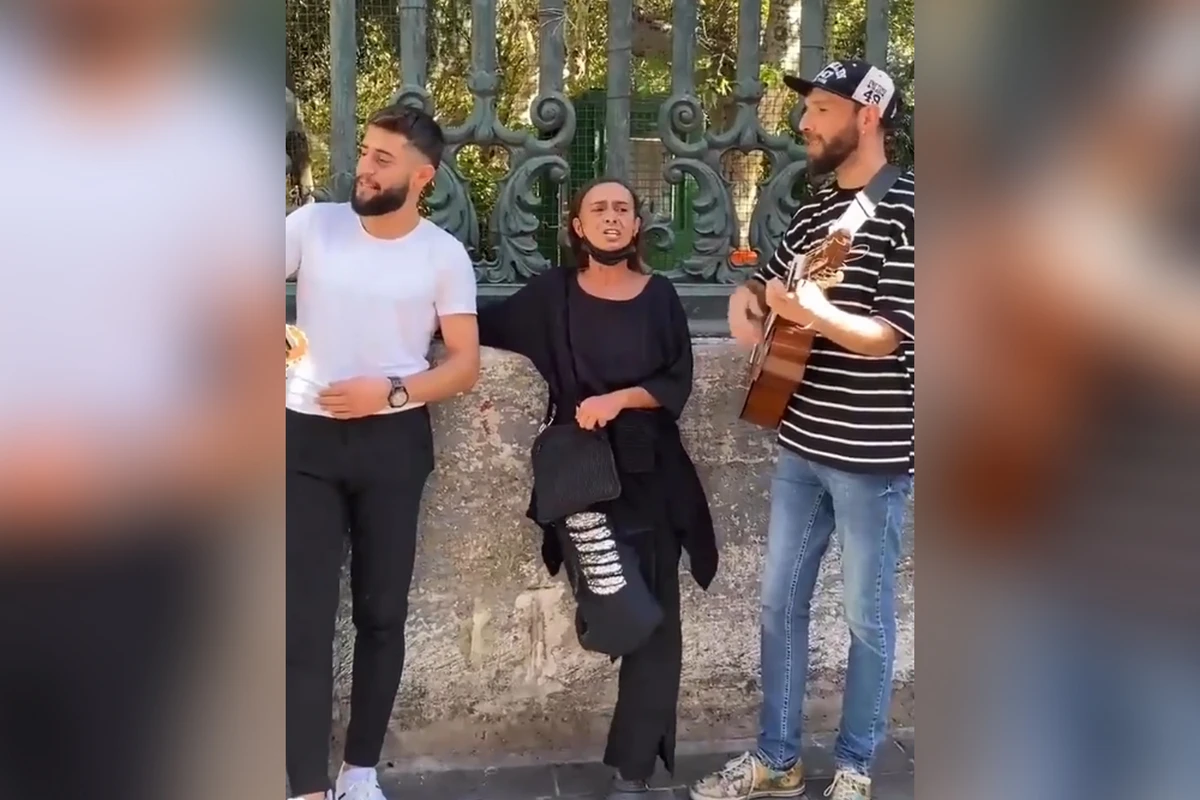 Yıldız Tilbe küçə musiqiçiləri ilə birgə oxudu - VİDEO