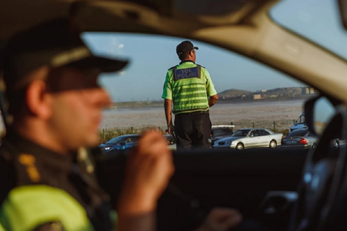 Onu saxlayan polislərin üzərinə bıçaq çıxardı, həbs olundu