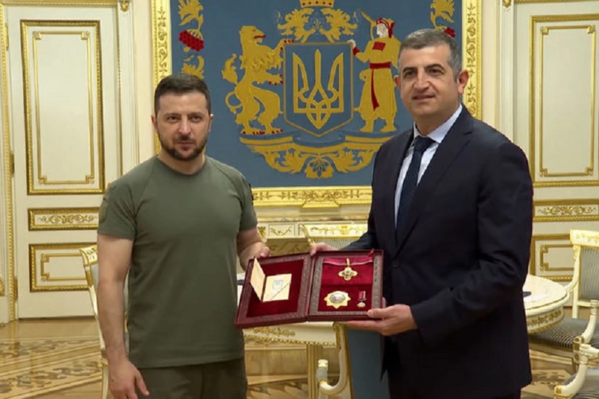 Владимир Зеленский наградил Халука Байрактара - ВИДЕО