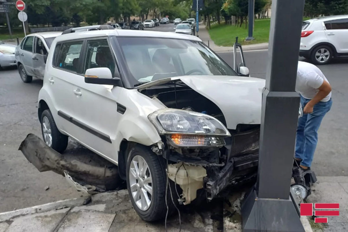 Bakıda iki minik avtomobili toqquşub - FOTO