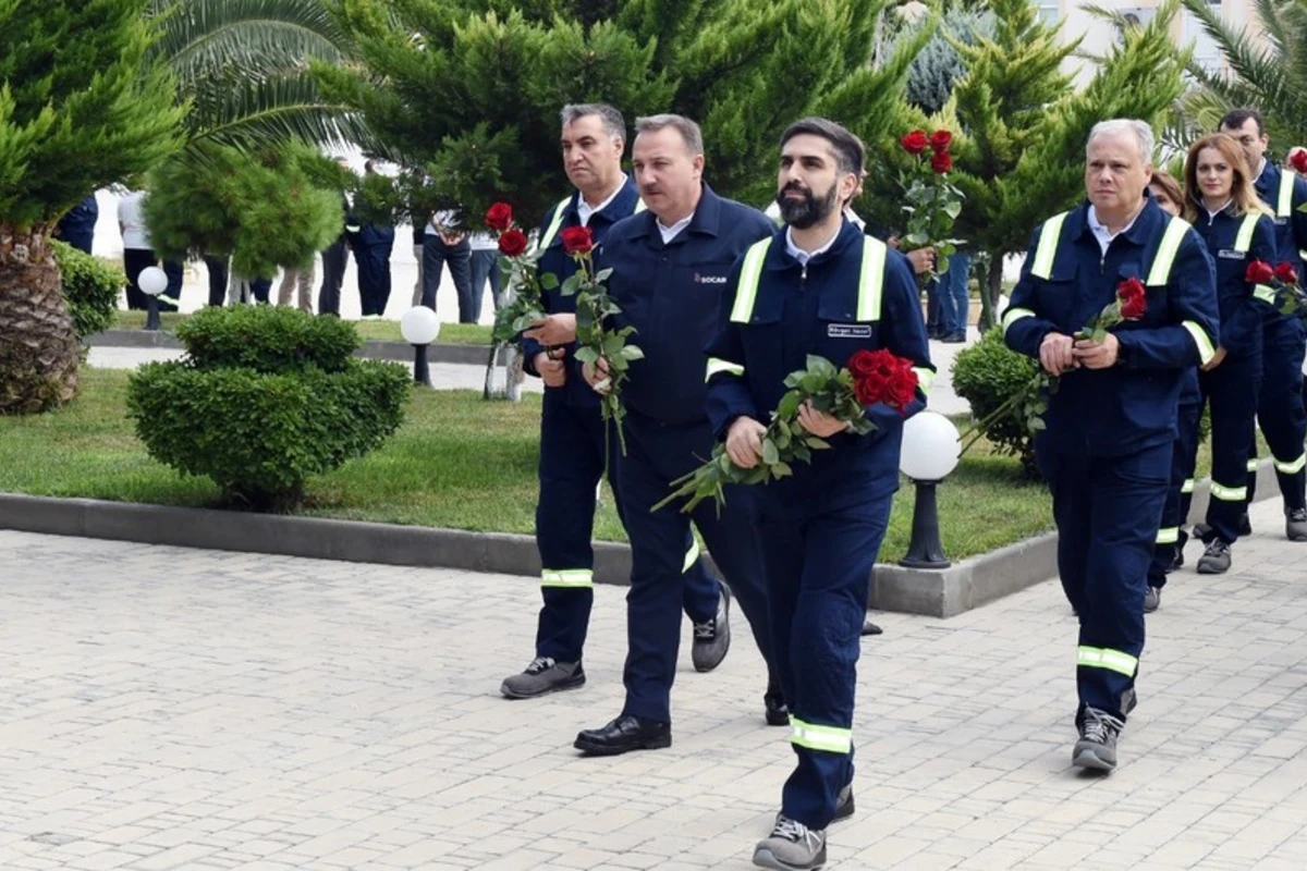 Делегация во главе с президентом SOCAR посетила Нефтяные Камни - ФОТО