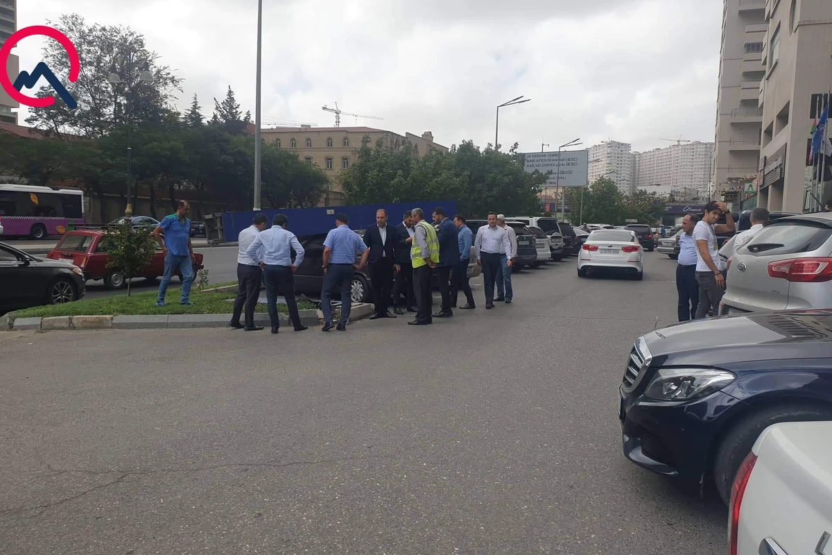 Tbilisi prospektində reklam lövhəsi maşınların üstünə aşdı - FOTO