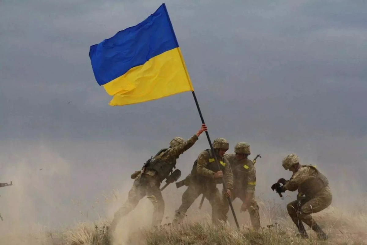 Украинские флаги подняты над горсоветом Изюма - ВИДЕО