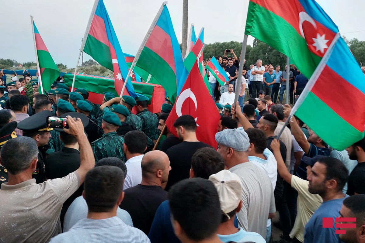 Şəhid olan hərbi qulluqçumuz Saatlıda dəfn edildi - FOTO/VİDEO Şəhid olan hərbi qulluqçumuz Saatlıda dəfn edildi - FOTO/VİDEO