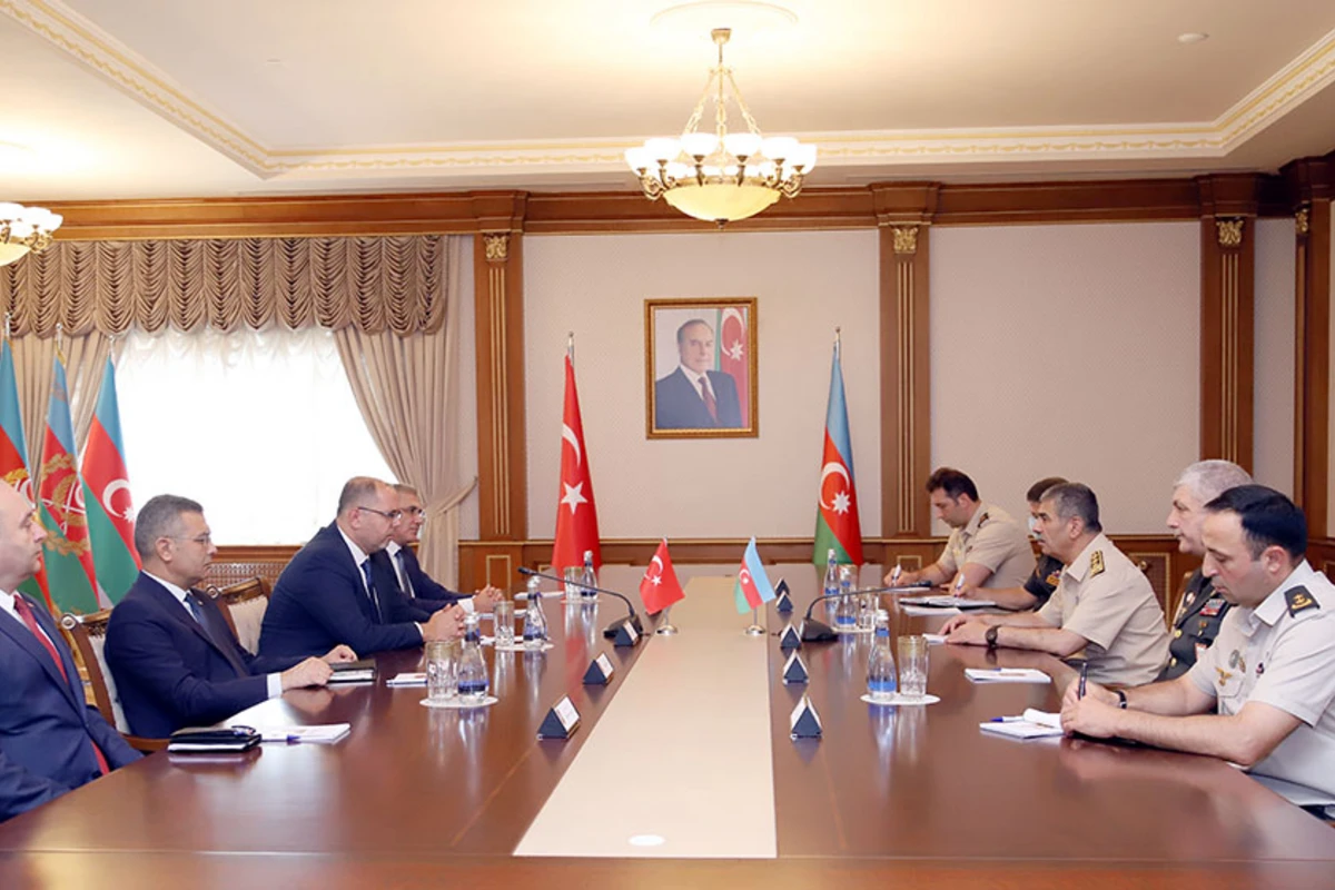 Müdafiə Naziri Zakir Həsənov görüş keçirdi - FOTO