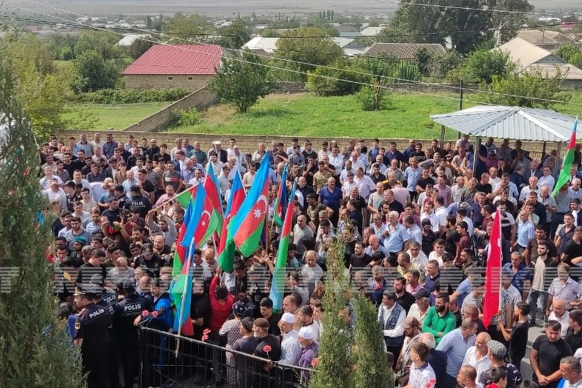 Tərxis olunmağına 17 gün qalmış Şəhid olan Nihat Qasımov dəfn edildi - FOTO