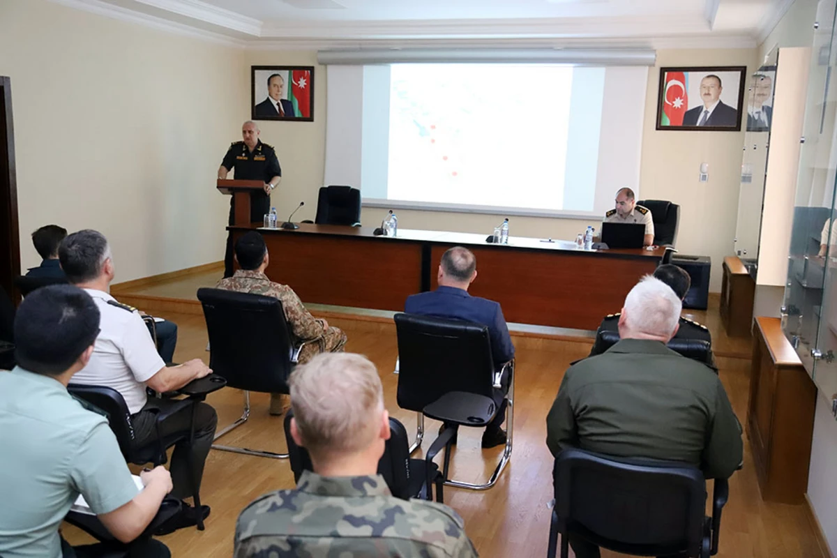 Müdafiə Nazirliyində hərbi attaşelər üçün brifinq keçirilib - FOTO