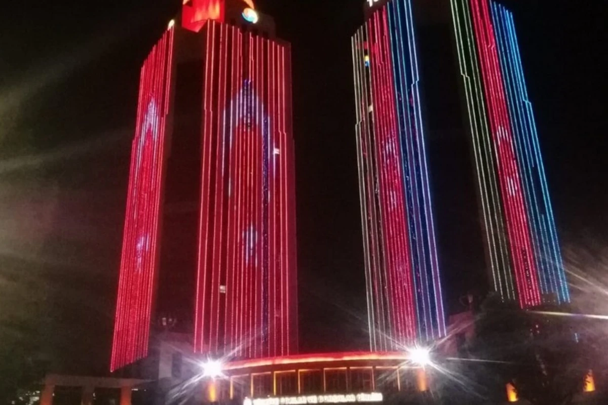 Ankarada əkiz qüllələr binası Azərbaycan bayrağına bürünüb