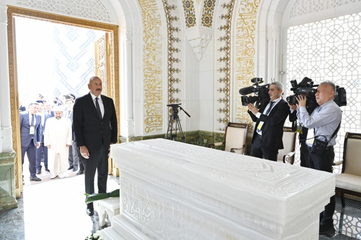 İlham Əliyev Özbəkistanda İslam Kərimovun məqbərəsini ziyarət edib - FOTO