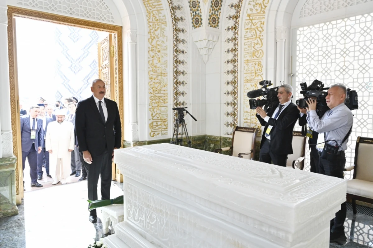 Президент Азербайджана посетил мавзолей Ислама Каримова в Самарканде - ФОТО