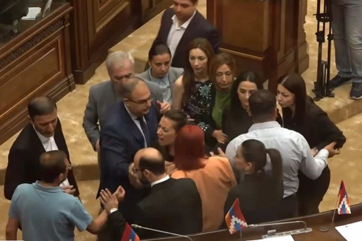 Ermənistan parlamentində dava düşdü: Paşinyanı yox, ölkənizi müdafiə edin - VİDEO