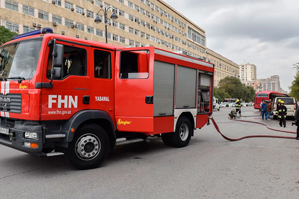 Bakıda taxta materiallar yanıb