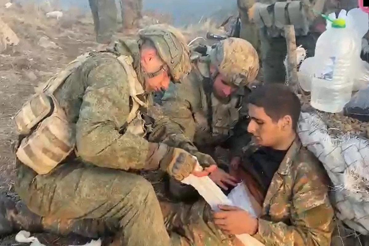 Первая помощь азербайджанских военных очередному раненому армянскому солдату - ВИДЕО