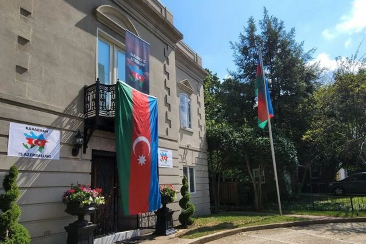 ABŞ-dakı səfirliyimizin qarşısında aksiyaya gələn ermənilərə “isti qarşılama” - FOTO/VİDEO