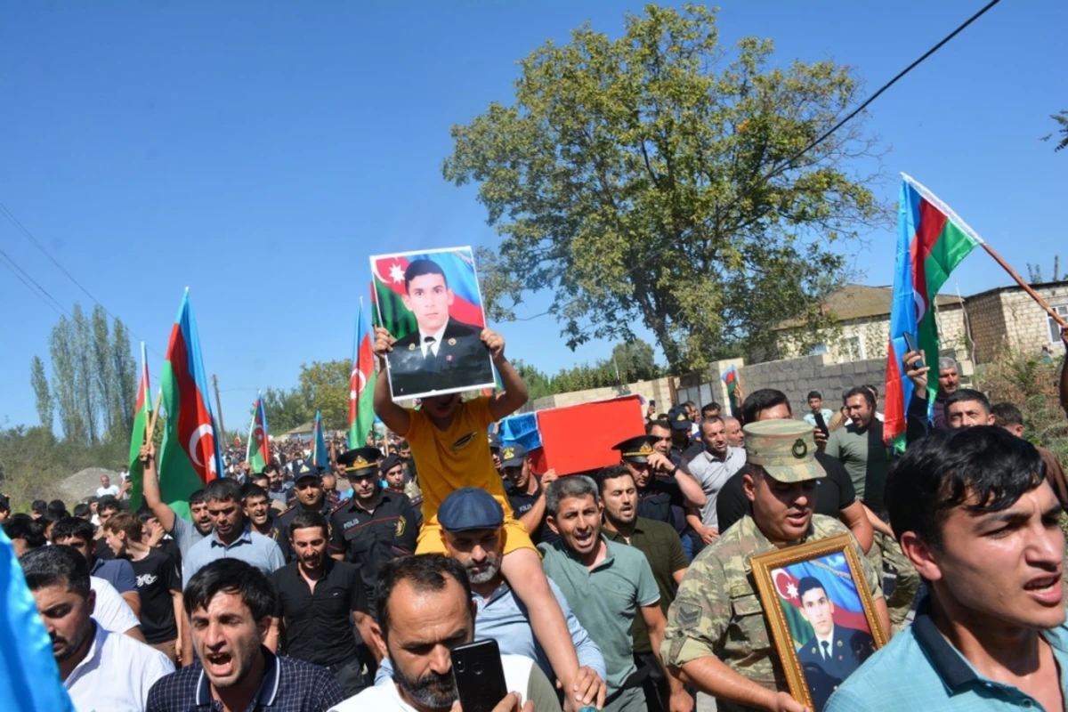 Tərtərdə şəhid Məftun Əhmədzadə ilə vida mərasimi keçirilib - FOTO Tərtərdə şəhid Məftun Əhmədzadə ilə vida mərasimi keçirilib - FOTO