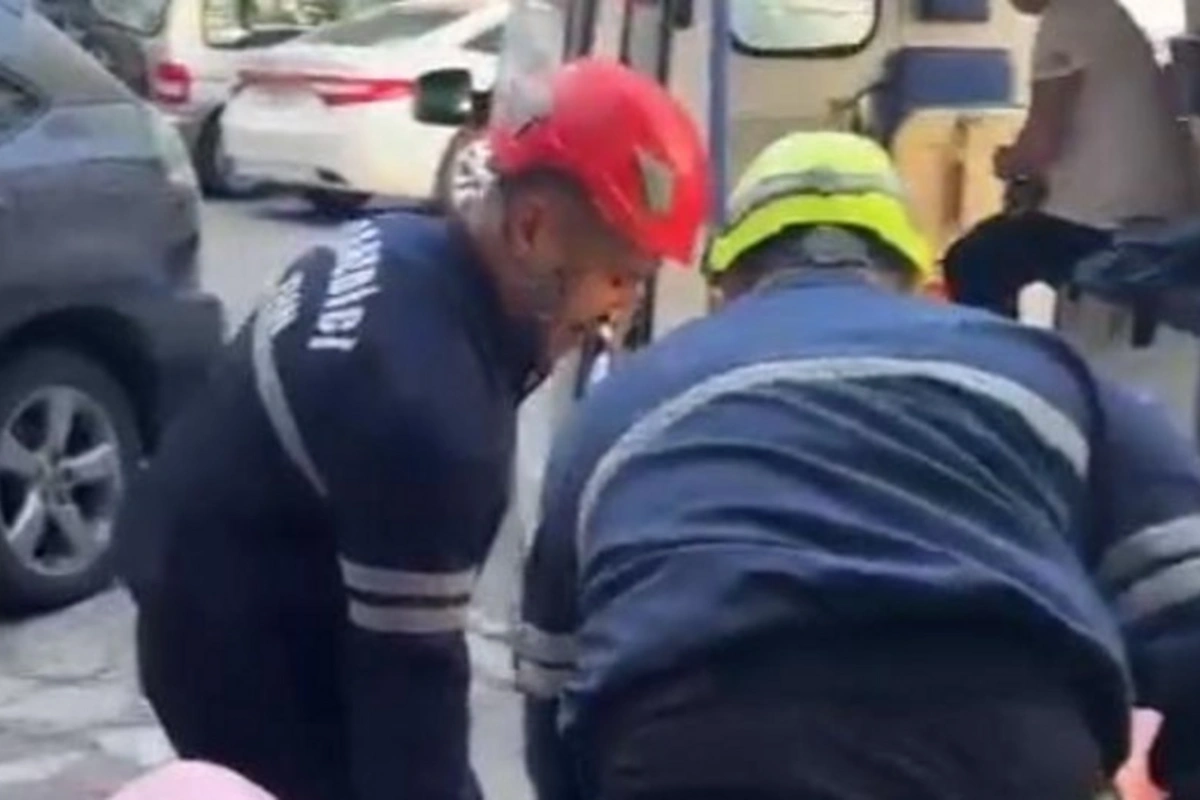 Bakıda qadını xəstəxanaya aparmaq üçün xilasedicilər çağırıldı - VİDEO