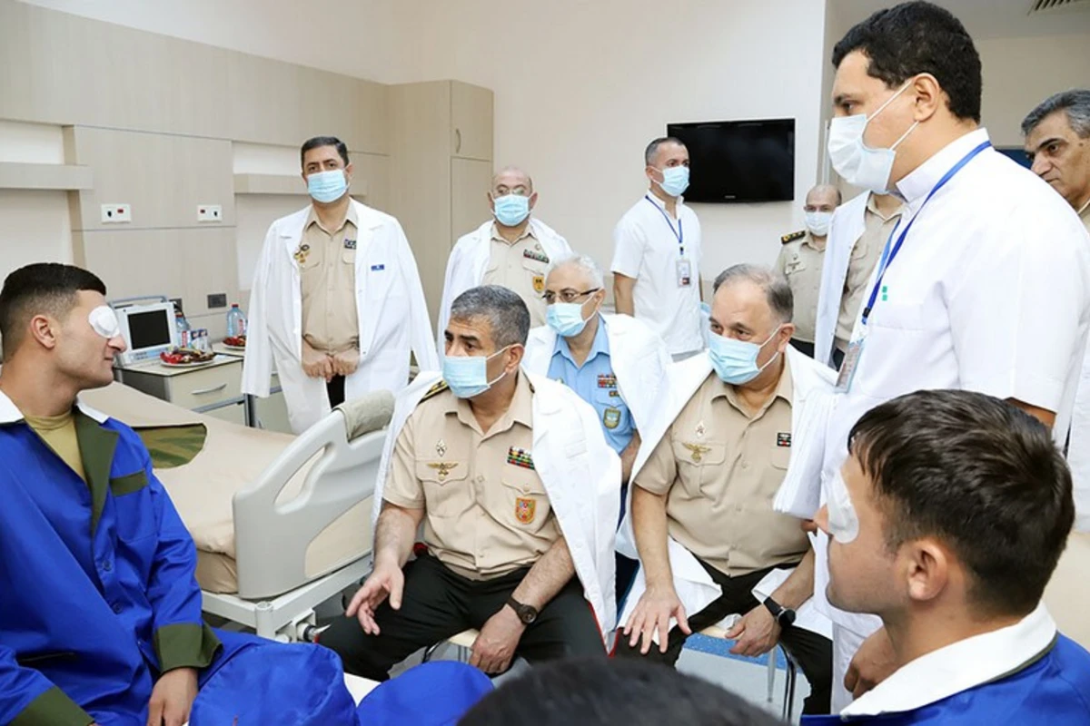 Müdafiə naziri hərbi hospitalda müalicə alan yaralılarla görüşüb - FOTO