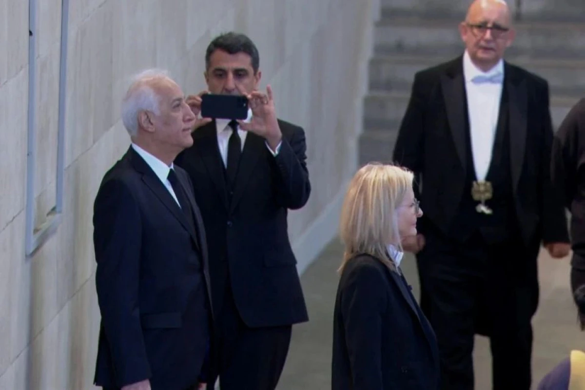 Ermənistan prezidenti II Elizabetin dəfn mərasimində qaydaları pozdu - FOTO